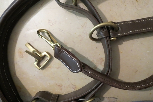 réparation d'un licol en cuir